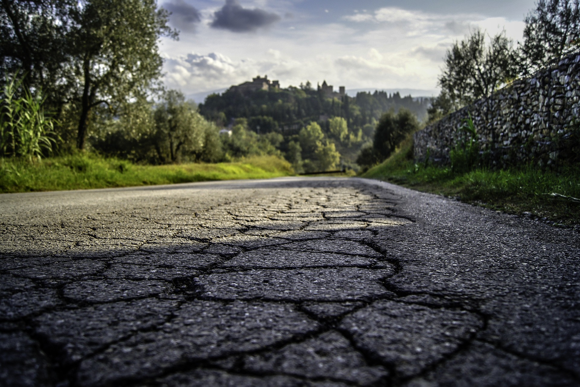 Baches en una carretera que representan un peligro para la seguridad vial