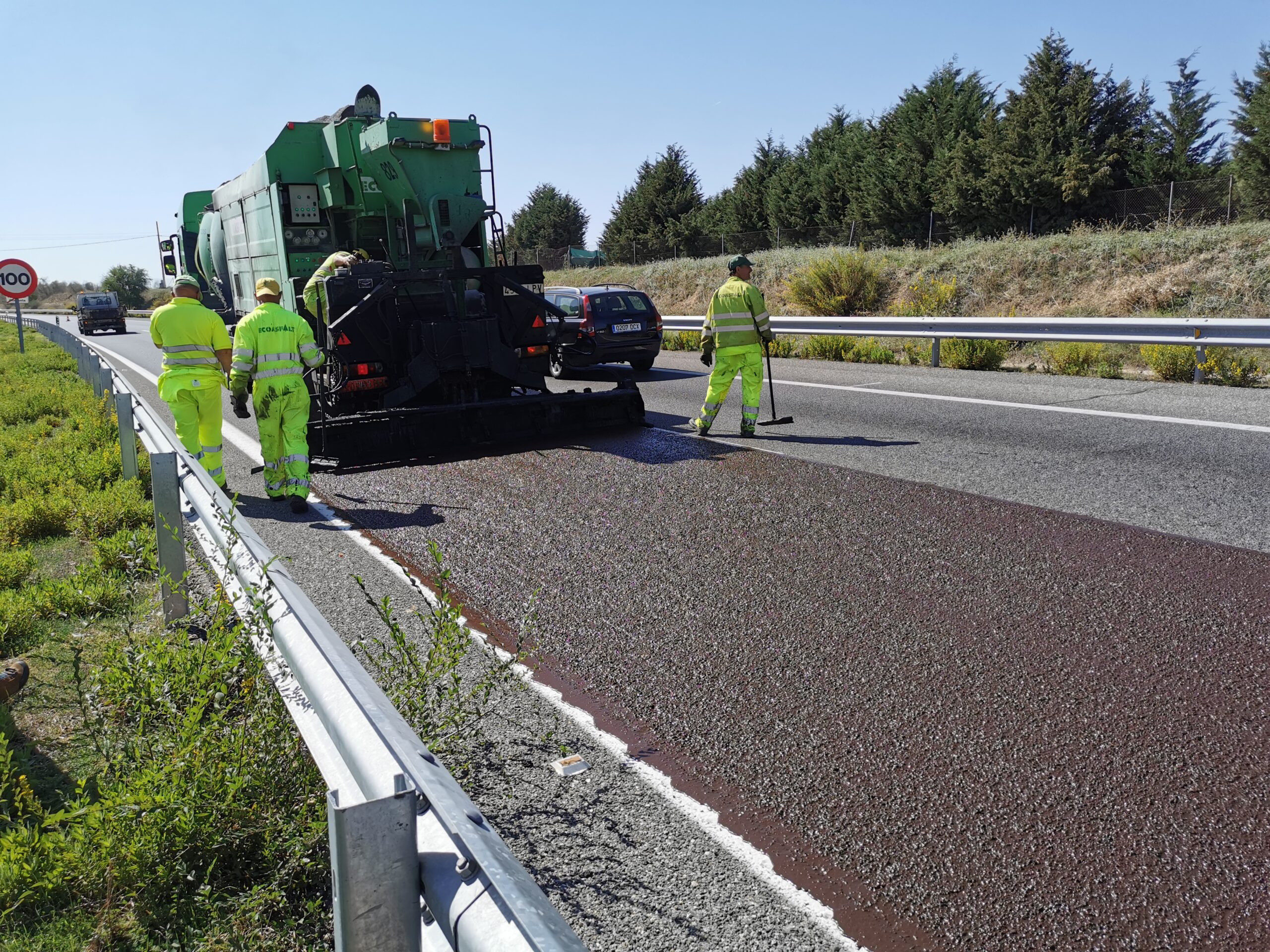 Equipo de Ecoasfalt realizando mantenimiento en una carretera