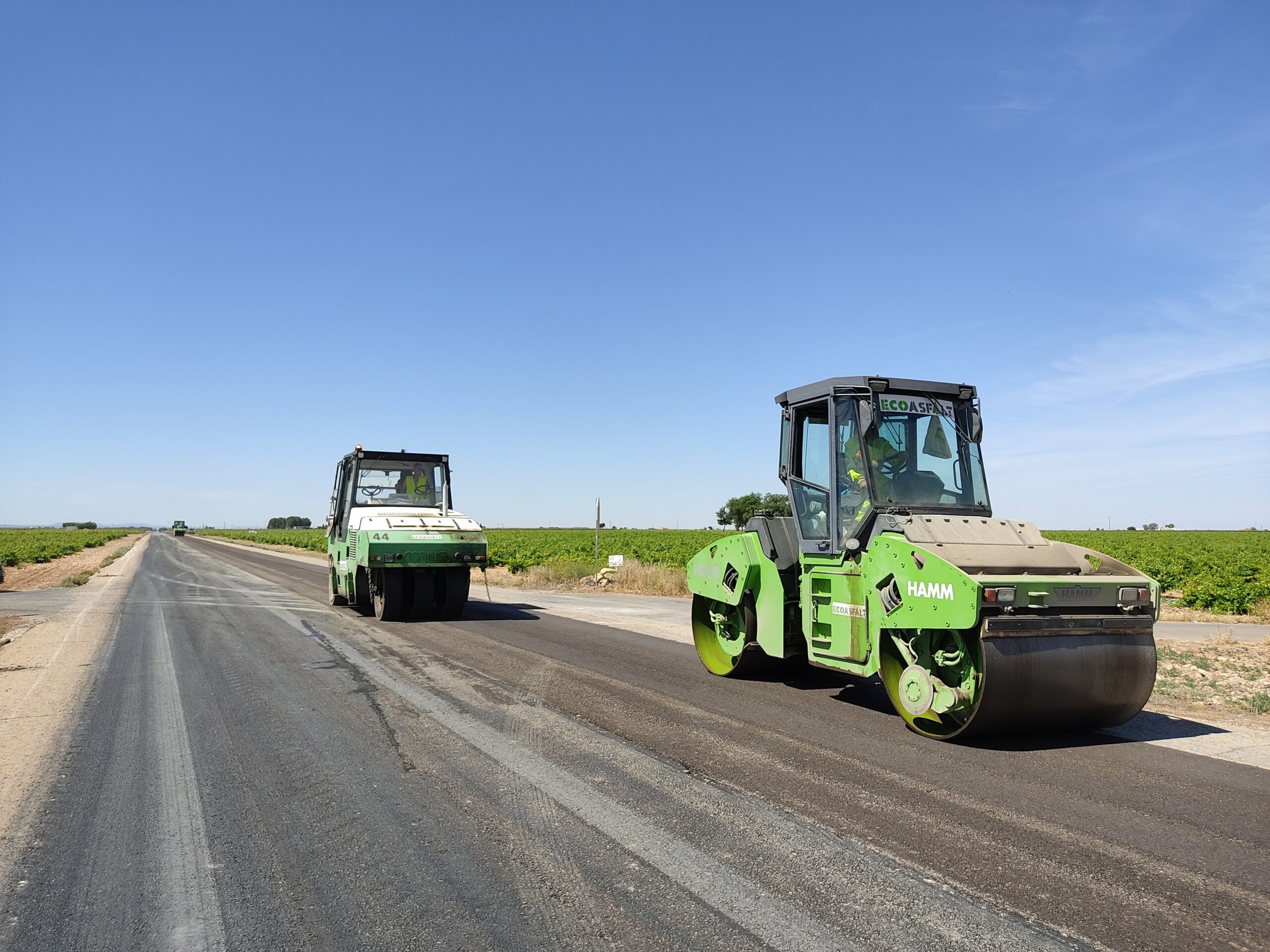 Máquinas aplicando asfalto frío en reparación de carretera
