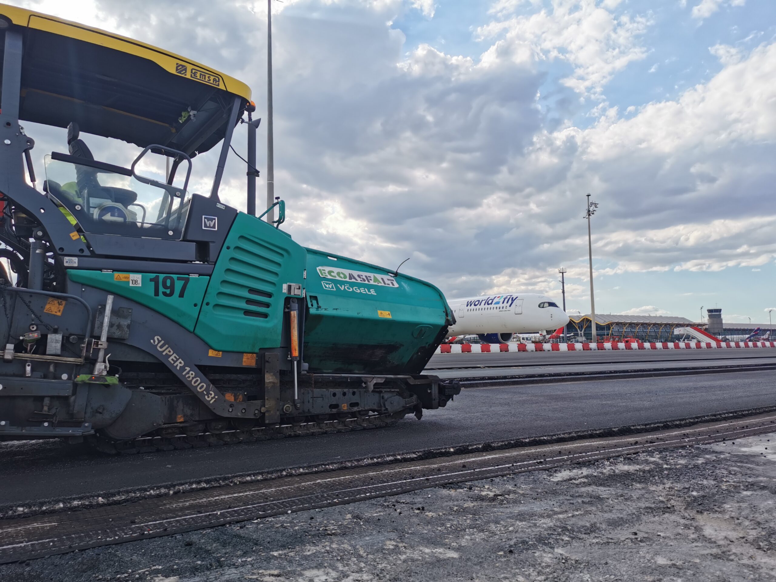 Instalación de geocompuesto de refuerzo en la calle de rodaje M27 del Aeropuerto Adolfo Suárez Madrid-Barajas