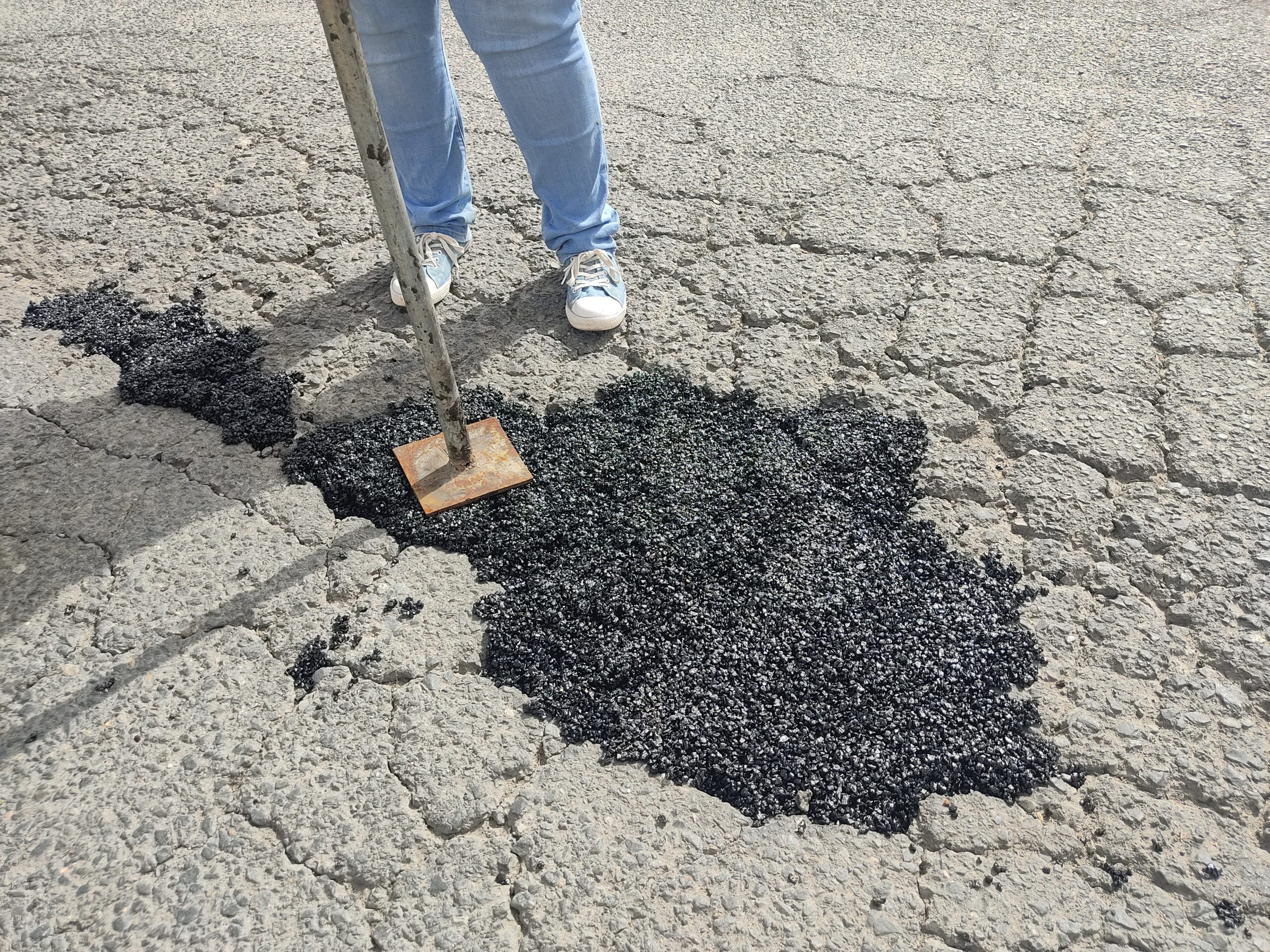 Trabajadores aplicando ECOPAV® en una vía urbana