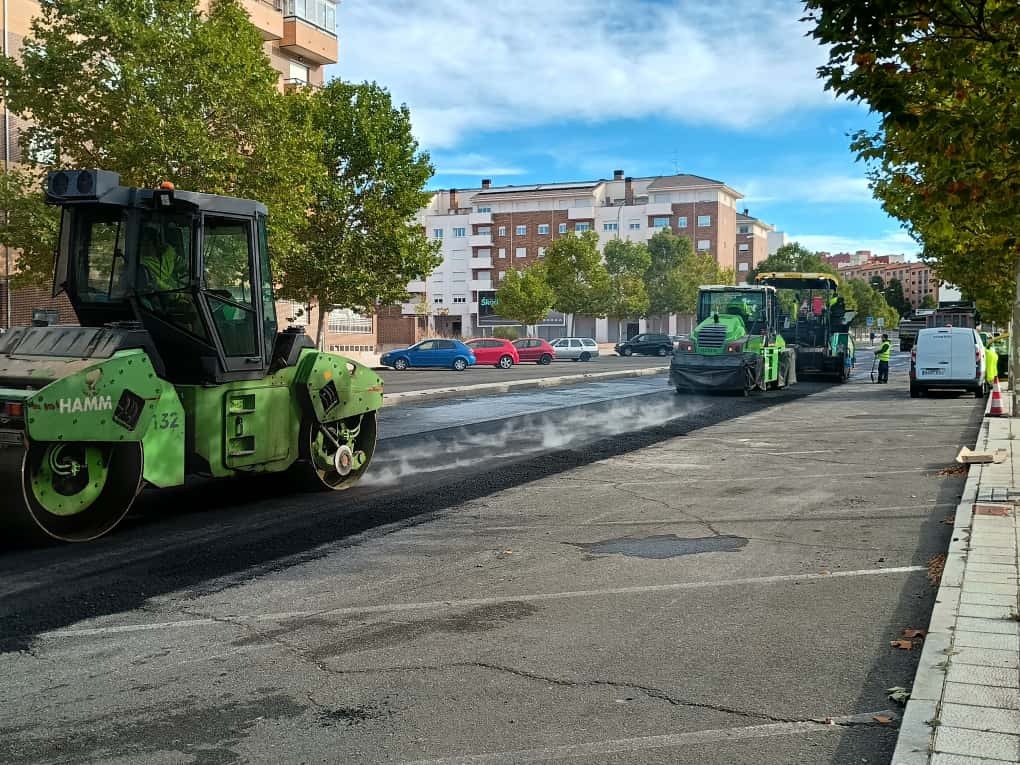 Maquinaria de Ecoasfalt realizando obras de asfaltado en una de las calles de Ávila