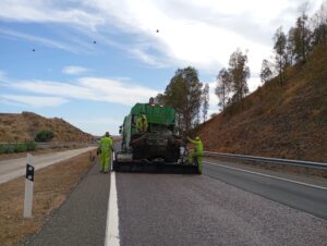 Detalle del microaglomerado con granulometría fina y gruesa en capa de rodadura