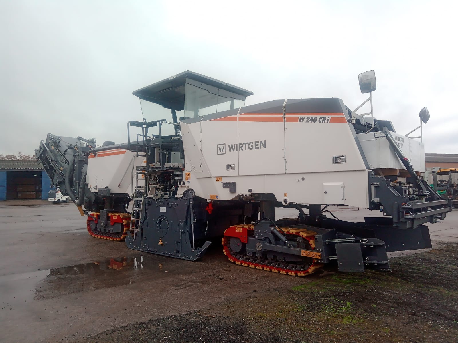 Máquina Wirtgen W240 CR realizando reciclado en frío con emulsión en carretera
