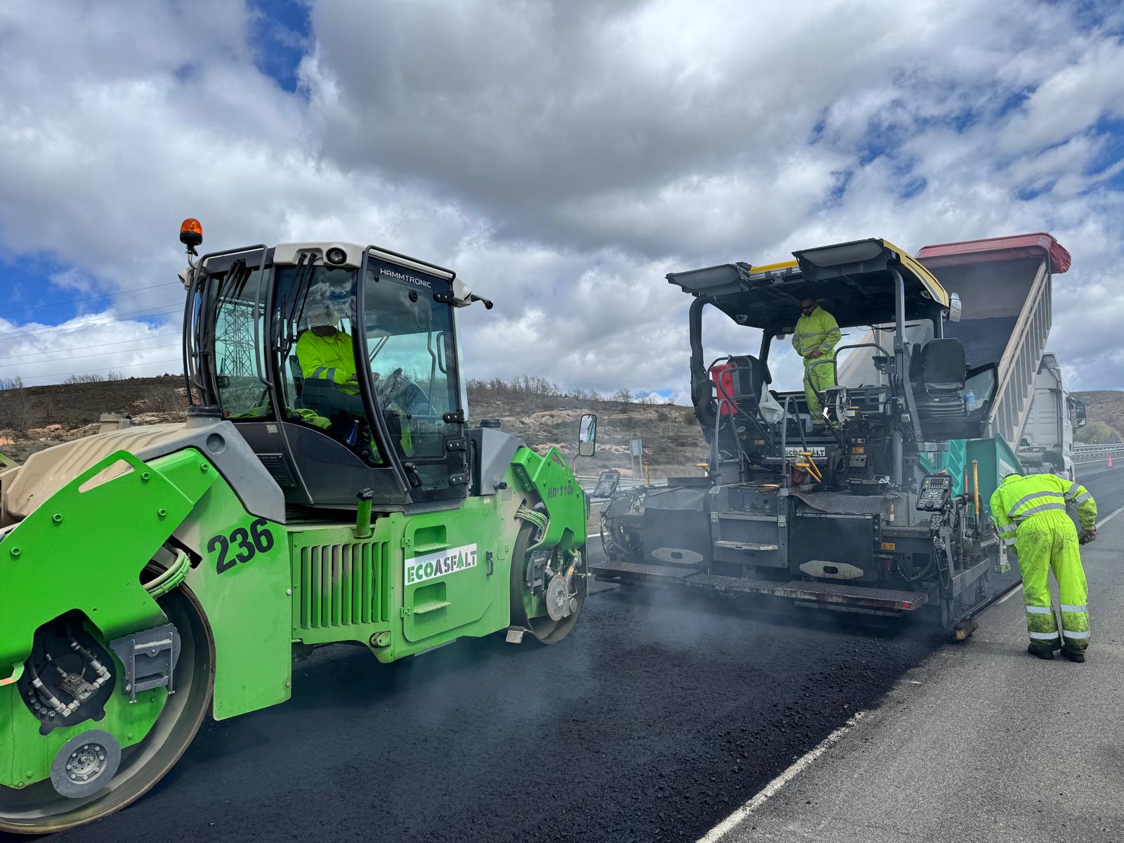 Extendedora y rodillos compactando asfalto en caliente sobre una carretera