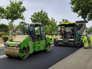 Extendedora Vögele SUPER 1800-5i de ECOASFALT trabajando en la rehabilitación de pavimentos en Paracuellos del Jarama
